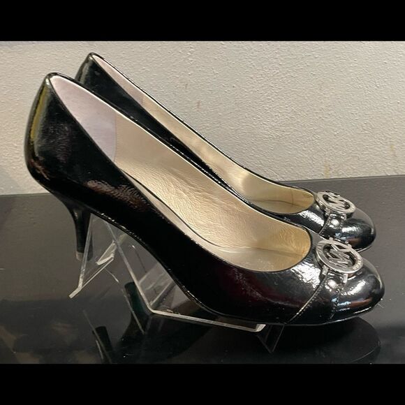 Michael Kors Michael Monogram Black Patent Leather Pumps Logo Silver Buckle 7.5M - Picture 5 of 11